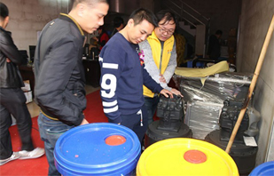 昆明實體店主黃先生批發(fā)挖掘機配件