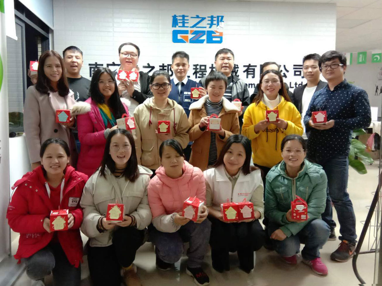 你是不是在等待一位賣挖機(jī)配件頭戴紅帽子、有白胡子的老人出現(xiàn)？