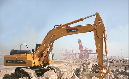 奮戰(zhàn)在巴鐵高速的雷沃挖掘機